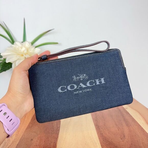 NWT Coach Large Corner Zip‎ With Coach - Picture 1 of 5